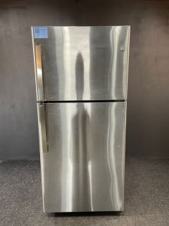 GE 30 Inch 19 Cu Ft EnergyStar Top Freezer Refrigerator with Icemaker in Stainless - GIE19JSNRSSC