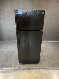 GE 28 Inch Wide 18 Cu Ft Energy Star Top Freezer Refrigerator in Black; Optional IM4D Icemaker - GTE18GTNRBBC