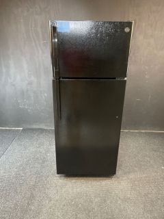 GE 28 Inch Wide 18 Cu Ft Top Freezer Refrigerator in Black; uses optional IM4D Icemaker - GTS18GTNRBBC