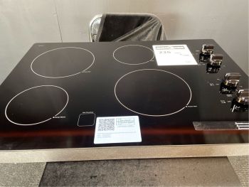 Placa de cocción eléctrica GE de 76 cm (30") con superficie lisa, perillas y 4 quemadores, color negro - JP3030DWBBC