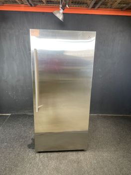 Refrigerador Electrolux de 33" de ancho y 19 pies cúbicos de capacidad, en acero inoxidable - EI33AR80WSC
