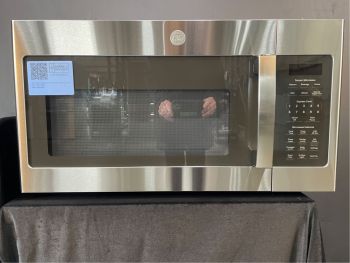 Microondas GE de 1.7 pies cúbicos de capacidad, 30 pulgadas de ancho, 1000 W, con sensor, para instalar sobre la estufa, en acero inoxidable - JVM6175SKSS