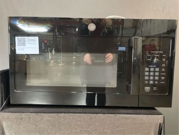 Microondas GE de 1.6 pies cúbicos de capacidad, 30" de ancho, 1000 W, para instalar sobre la estufa, color negro - JVM3160DFBB