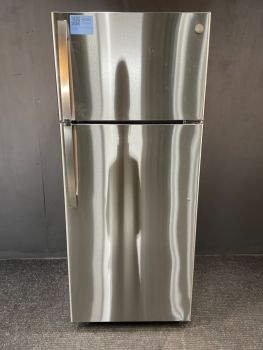 Refrigerador GE de 28 pulgadas y 18 pies cúbicos con congelador superior en acero inoxidable antihuellas; utiliza la máquina de hielo IM4D opcional - GTS18HYNRFS