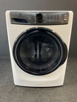 Lavadora de carga frontal Electrolux de 4.5 pies cúbicos con vapor y SmartBoost en blanco mate - ELFW7738MW