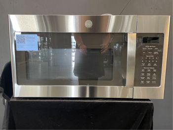 Microondas GE de 1.9 pies cúbicos de capacidad, 30 pulgadas de ancho, 1000 W, con sensor, para instalar sobre la estufa, en acero inoxidable - JVM7195SKSS