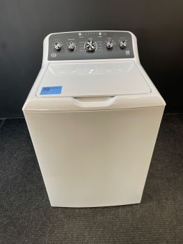 Lavadora de carga superior GE de 4.5 pies cúbicos y 27 pulgadas de ancho con agitador, color blanco - GTW485ASWWBC