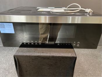 Microondas GE de perfil bajo de 30" de ancho y 1.2 pies cúbicos de capacidad, para instalar sobre la estufa, en acero inoxidable - UVM9125STSS