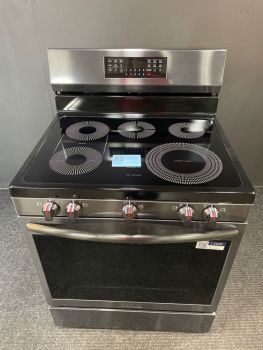 Cocina eléctrica independiente Frigidaire Gallery SmoothTop con autolimpieza, convección y función de freidora de aire, color negro y acero inoxidable - GCRE3060BDC