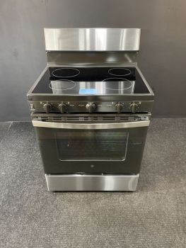 Cocina eléctrica independiente GE de 30 pulgadas con controles frontales, compatible con la normativa ADA y superficie lisa, en acero inoxidable - JB480STSSC