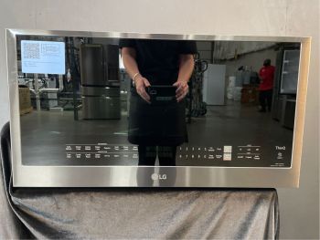 Microondas LG de 1.7 pies cúbicos de capacidad y 30 pulgadas de ancho para instalar sobre la estufa, en acero inoxidable negro - MHEC1737D