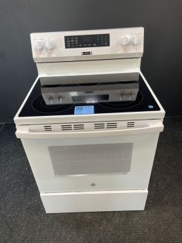 Cocina eléctrica de convección GE de 76 cm con freidora de aire sin precalentamiento y bandeja de horno EasyWash en color blanco - GRF600AVWWC