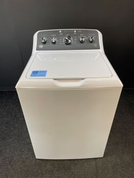 Lavadora de carga superior GE de 4.5 pies cúbicos, 27 pulgadas de ancho, con agitador y panel de control en español, color blanco - ETW485ASWWBC