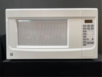 Microondas de encimera GE de 1.4 pies cúbicos y 1100 W con sensor, color blanco - GCST14S1WWW