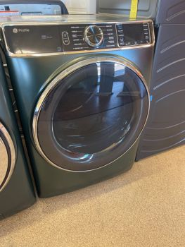 Secadora eléctrica de carga frontal inteligente GE Profile de 7.8 pies cúbicos de capacidad con vapor y desinfección, color verde jade - PFD95ESPWGN