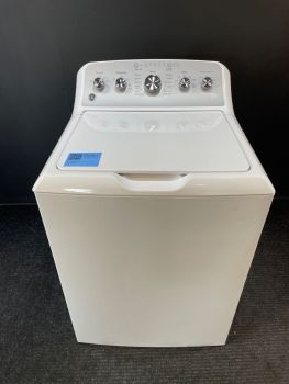 Lavadora de carga superior GE de 4.6 pies cúbicos y 27 pulgadas de ancho con impulsor, color blanco - GTW538ASWWSC