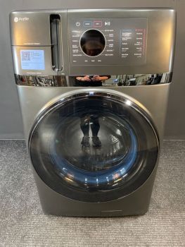 Lavadora/secadora combinada GE Profile de 28 pulgadas y 4.8 pies cúbicos con tecnología de bomba de calor sin ventilación en color carbón - PFQ97HSPVDS