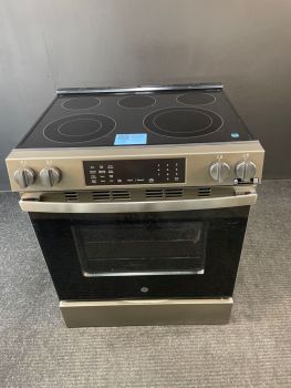 Cocina eléctrica empotrable GE de 76 cm con freidora de aire sin precalentamiento y bandeja de horno EasyWash en color pizarra - GRS600AVESC