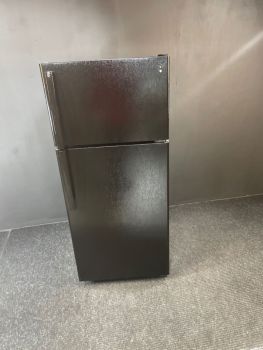 GE 28 Inch Wide 17 Cu Ft Energy Star Top Freezer Refrigerator in Black; Optional IM4D Icemaker - GTE17DTNRBBC
