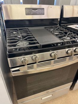 GE 30" 5 Burner Steam Clean Gas Range with Griddle in Stainless Steel - JGBS66REKSS