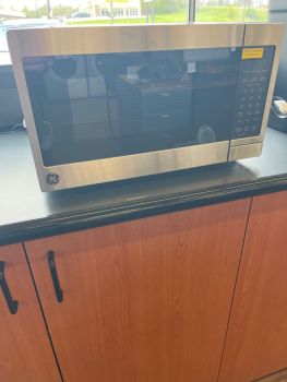 Microondas de encimera GE de 0.7 pies cúbicos y 700 W en acero inoxidable - GCST07N1WSS