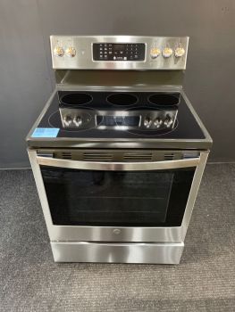 Cocina eléctrica independiente GE Profile SmoothTop con autolimpieza, convección/freidora de aire y superficie de acero inoxidable antihuellas - PB900YVFS