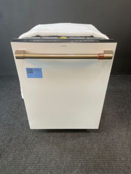 Lavavajillas GE Cafe de 24" con interior de acero inoxidable, 39 decibelios, certificación Energy Star, con tercera bandeja, color blanco mate - CDT888P4VW2C