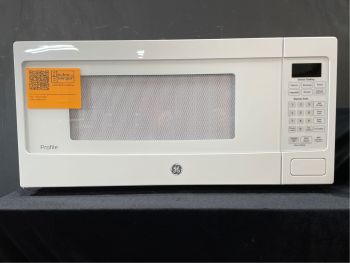 Microondas GE de 1.1 pies cúbicos para encimera/para colgar en el gabinete, color blanco - PCHK11S1WWW