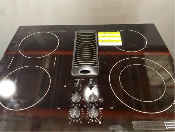 Placa de cocción eléctrica de superficie lisa con extractor integrado GE Profile de 30 pulgadas en color negro - PP9830DRBBC