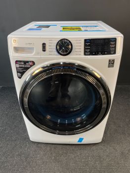 Lavadora de carga frontal GE de 5.0 pies cúbicos y 28 pulgadas de ancho en color blanco - GFW655SSVWWC