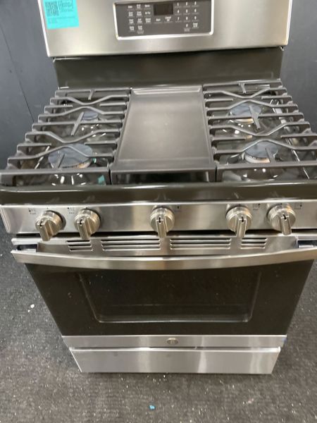 GE 30 Gas Steam/Self Clean Range with Air Fry, Convection, Griddle in  Stainless - JGB735SPSS